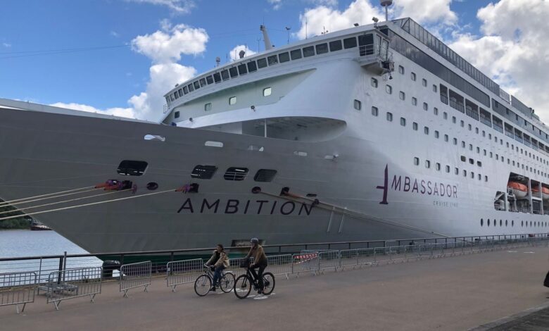Lo que sabemos sobre el confinamiento del transatlántico “Ambition” con más de 1.700 personas a bordo Lo que sabemos sobre el confinamiento del transatlántico “Ambition” con más de 1.700 personas a bordo